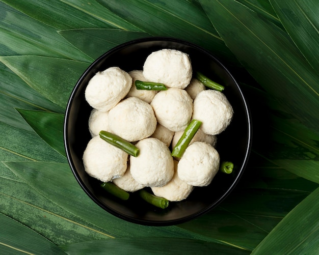 Composizione piatta laica di delizioso bakso indonesiano