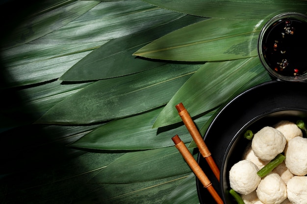 Composizione piatta laica di delizioso bakso indonesiano