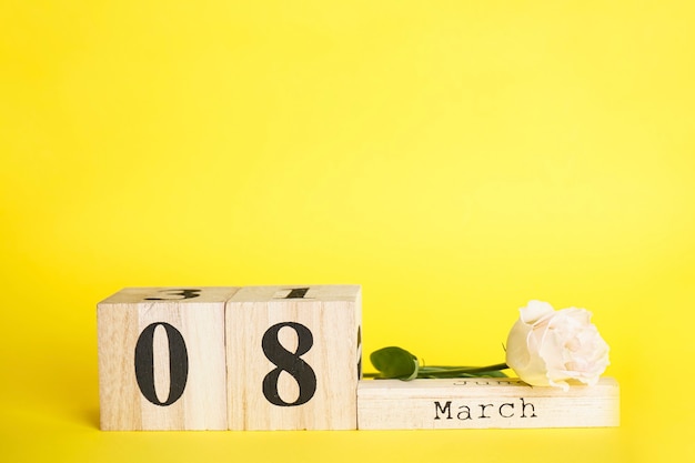 Composizione piatta laici 8 marzo calendario in legno con fiore