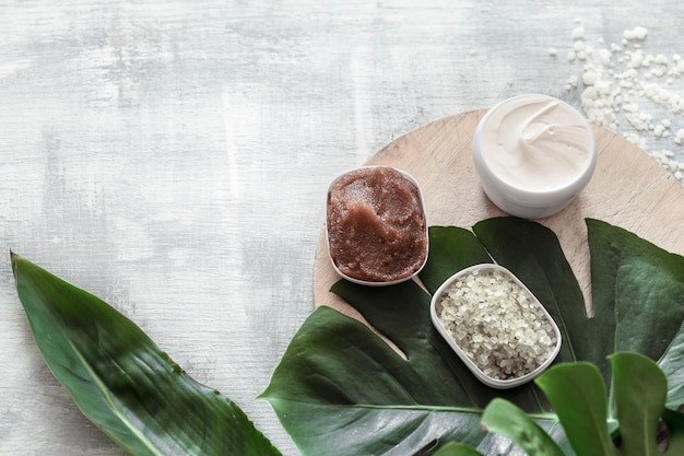 Composizione spa con articoli benessere per la cura del corpo