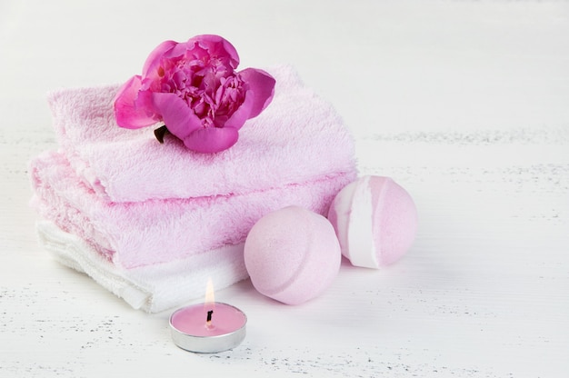 Composizione SPA con bombe da bagno e peonia rosa