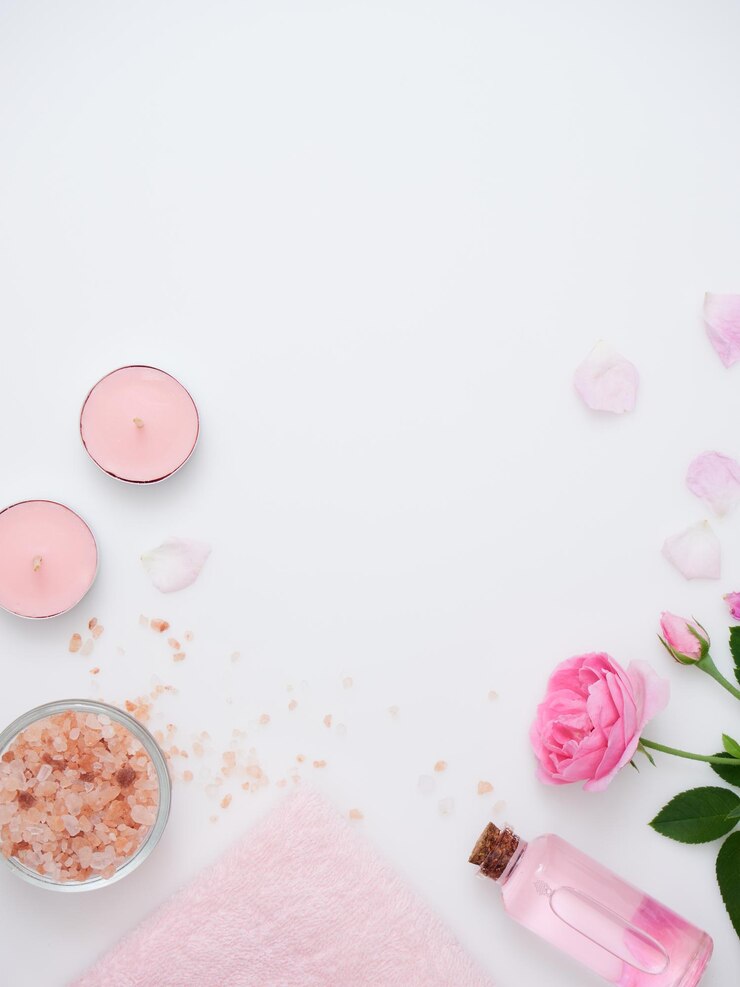Composizione Spa con candele aromatiche sul tavolo bianco
