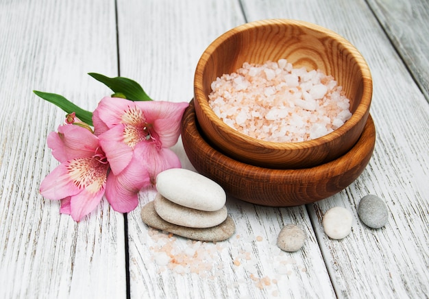 Composizione Spa con fiori di alstroemeria