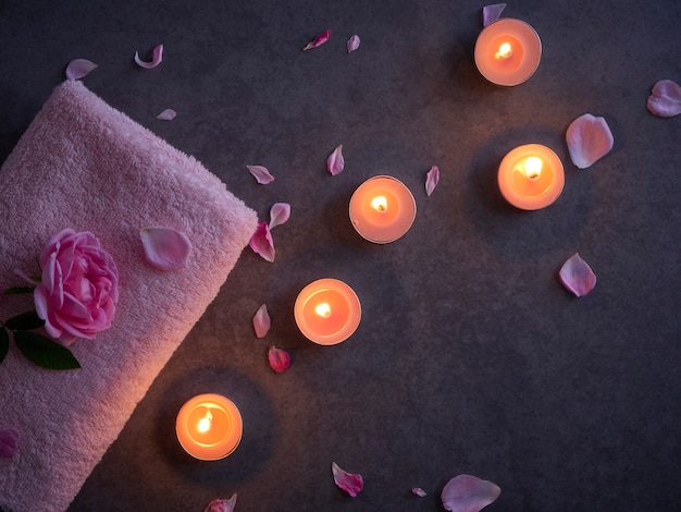 Composizione Spa di candele e rose.