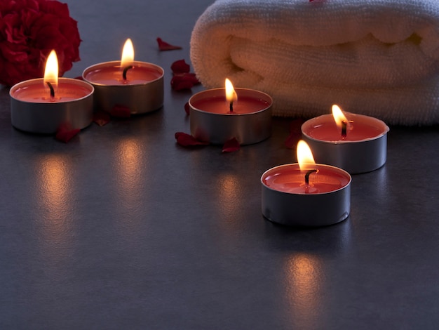 Composizione Spa di candele e rose.