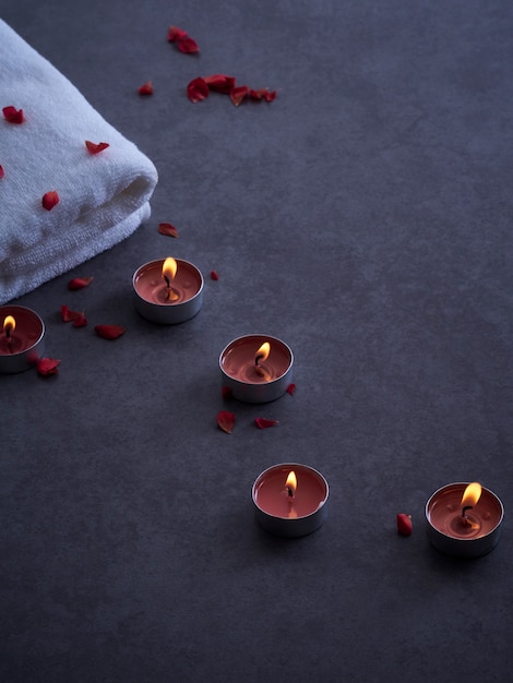 Composizione Spa di candele e rose.