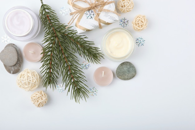 Composizione spa sul tavolo e accessori natalizi per la cura della pelle