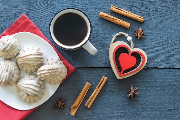 composizione una tazza di caffè e una colazione di torta su una vista superiore del fondo di legno