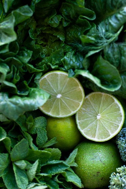 Composizione verde di semi di lime broccoli e verdure