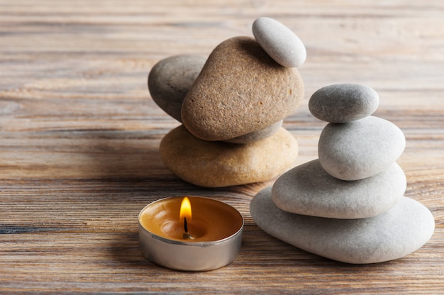 Composizione Zen con pietre e candela accesa