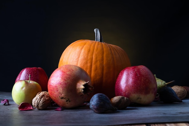 composizioni di frutti e petali in studio