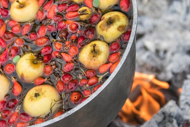 Composta di frutta fresca in una pentola sul fuoco