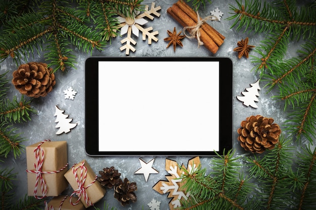 Compressa di Digital con le decorazioni d'annata rustiche del cemento grigio di Natale rustico per la presentazione di app. vista dall'alto
