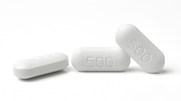 Compressa di pillola medica isolata su bianco