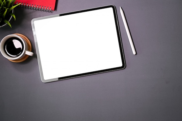 Compressa digitale dello schermo attivabile al tatto dello schermo in bianco sulla scrivania grigia