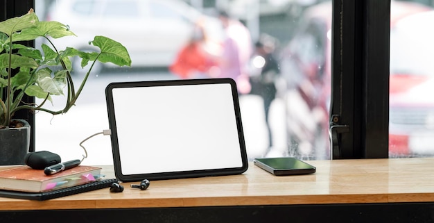 Compressa digitale dello schermo in bianco sulla tavola di legno