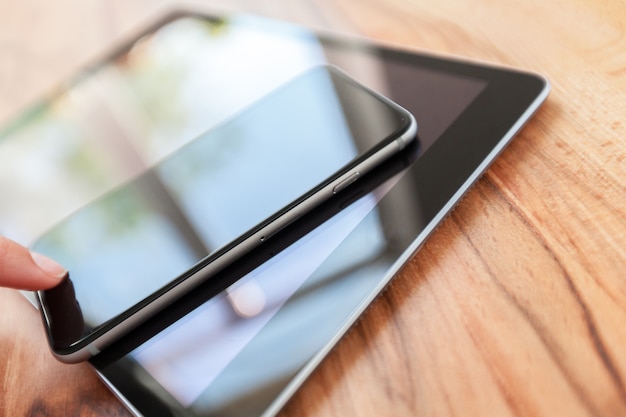 Compressa e Smart Phone di Digital sulla tavola di legno