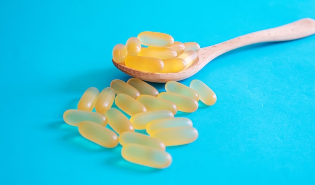 Compresse di olio di pesce. Capsule di gel Omega-3. messa a fuoco selettiva.medica