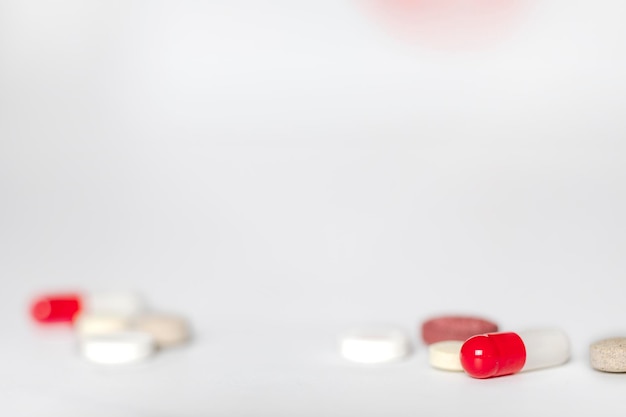 Compresse e capsule di pillole di medicina farmaceutica assortite su sfondo farmacia cucchiaio con copia s