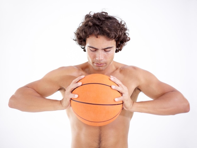 Compressione sportiva e uomo con basket in studio isolato su sfondo bianco Fitness sportivo e atleta che tiene gli occhi a sfera chiusi e pronti per l'allenamento o l'allenamento per il benessere