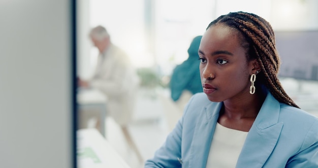 Computer aziendale e donna di colore che lavora in ufficio leggendo, digitando e rivedendo la strategia di marketing online Tecnologia di ricerca e dipendente femminile con concentrazione e impegnata con il progetto