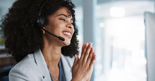 Computer call center e donna divertente che parla nel servizio clienti supporto tecnico e contattaci al help desk comunicazione telemarketing e felice agente di vendita ridendo consulenza e consulenza crm