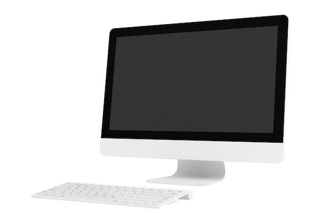 Computer desktop con tastiera wireless su sfondo bianco