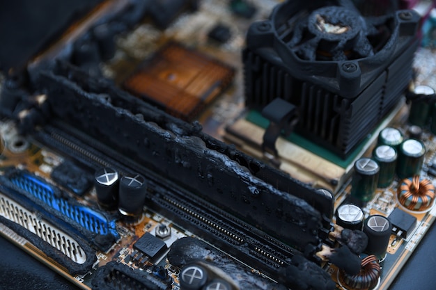 Computer desktop Danni bruciati dopo l'incendio Masterizzazione della scheda video GPU della CPU, memoria, chip, dispositivo di raffreddamento