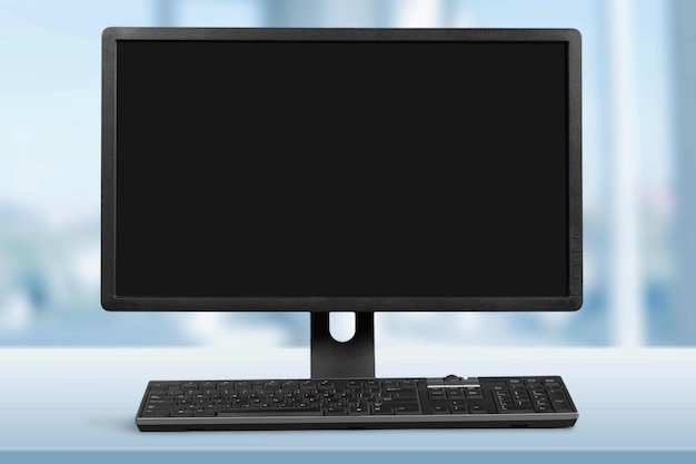 Computer desktop moderno e tastiera sulla scrivania