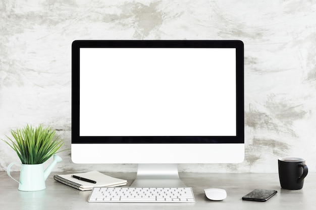 computer desktop sulla tabella di lavoro che mostra schermo bianco vuoto