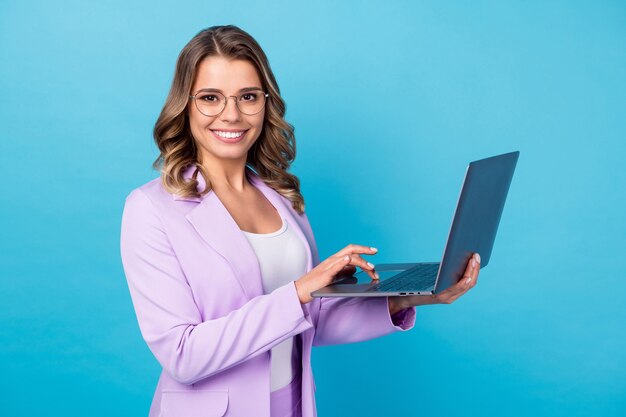 computer di lavoro capo positivo isolato su colore blu