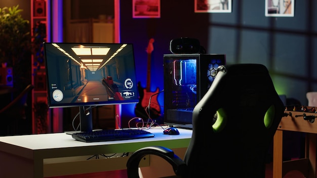 Computer in casa con parti di GPU e CPU colorate