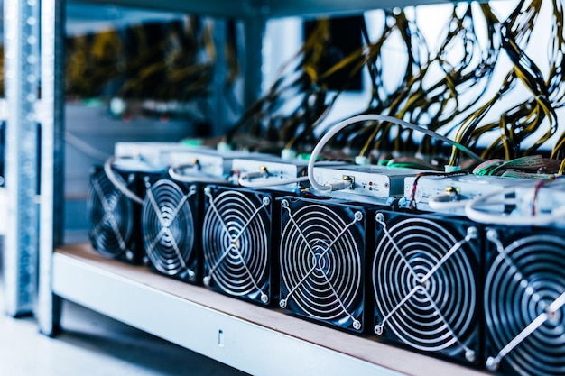 Computer per l'estrazione di Bitcoin e criptovalute in un grande data center Server ad alta tecnologia al lavoro