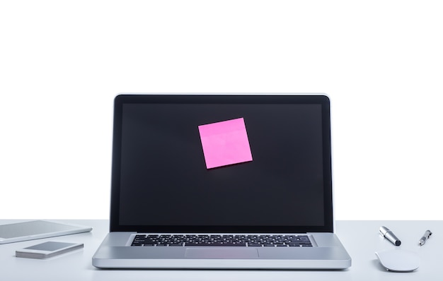 Computer portatile con nota adesiva sullo schermo