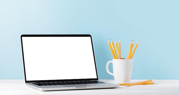 Computer portatile con schermo vuoto per la tua app di messaggi o web