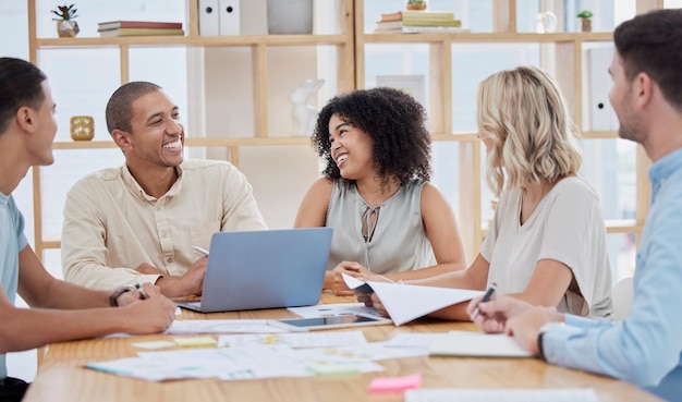 Computer portatile del team e felice incontro discussione strategia di pianificazione documenti ricerca di vendita o idee di brainstorming Uomini d'affari felicità aziendale e conversazione insieme per i rapporti sugli obiettivi di avvio