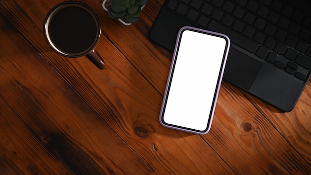 Computer portatile del telefono cellulare mockup e tazza di caffè su fondo di legno