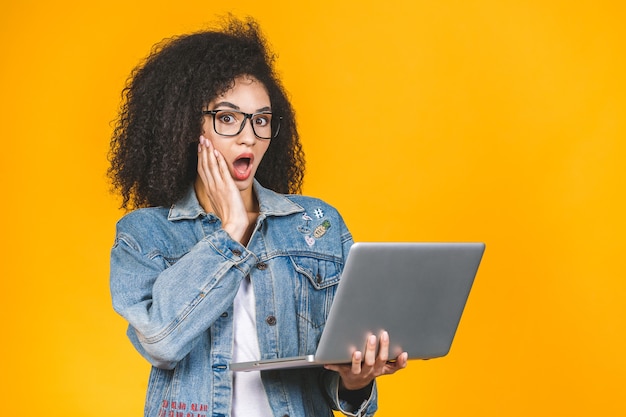 Computer portatile della holding della donna dell'afroamericano