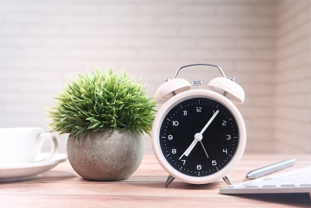 computer portatile della tazza di tè e orologio sul tavolo si chiudono.