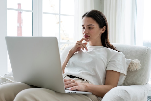 Computer portatile della tenuta della donna del colpo medio