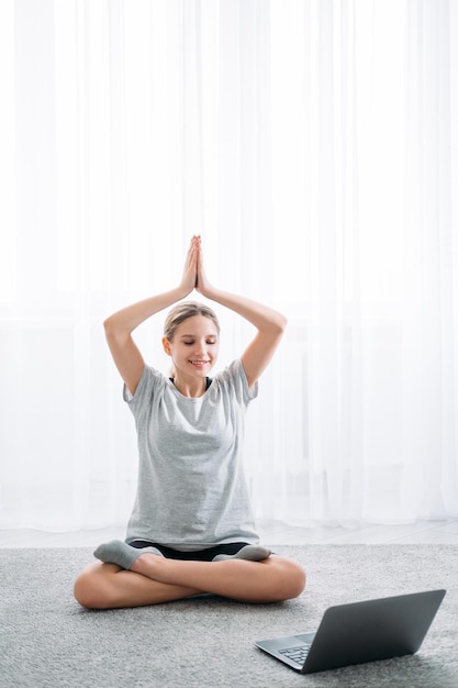 Computer portatile di sorveglianza della ragazza di formazione domestica di yoga online