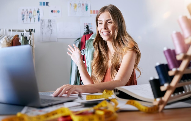 Computer portatile donna e moda in videochiamata per riunioni di comunicazione o discussioni in ufficio Felice stilista o stilista femminile con sorriso per videoconferenza sul computer per business plan