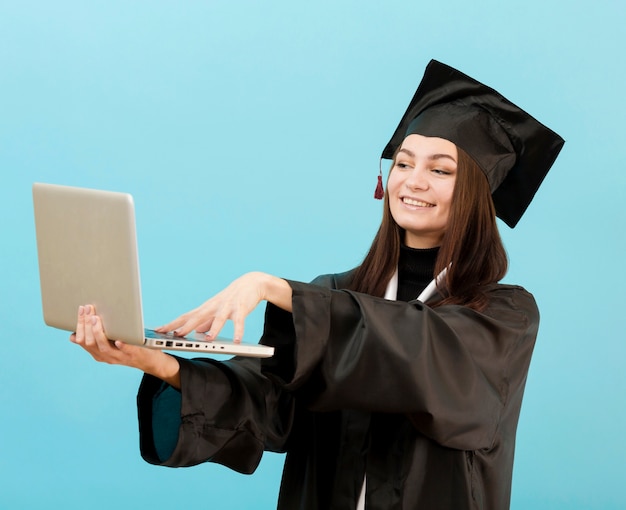 Computer portatile emozionante della holding della ragazza