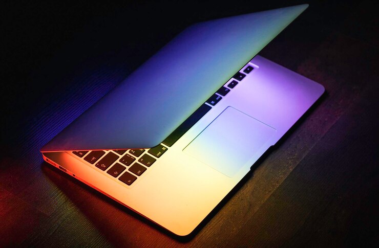 Computer portatile moderno sul tavolo di legno