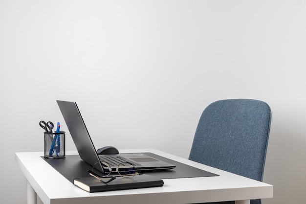Computer portatile notebook e occhiali e cuffie su una scrivania posto per il lavoro e lo studio casa freelance ufficio