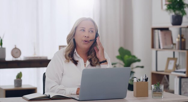 Computer portatile per lavoro a distanza e consulente del servizio clienti in ufficio a casa che parla per supporto CRM e telemarketing Donna imprenditrice freelance con tecnologia per il marketing delle vendite e il call center