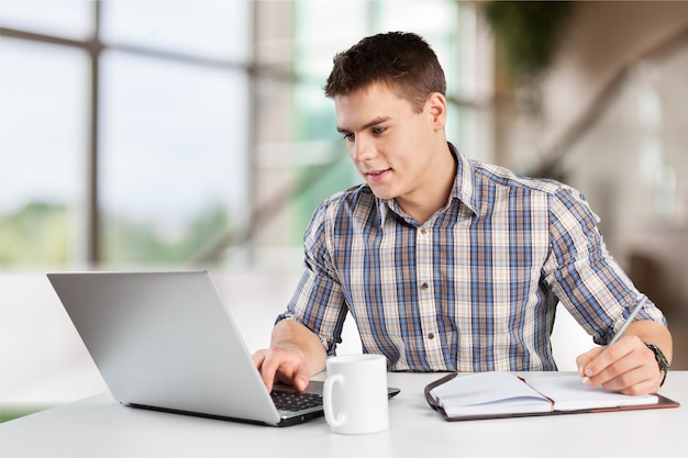 Computer portatile studente pc uomo ragazzo adolescente che studia