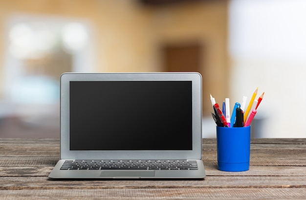 Computer portatile sul tavolo di legno