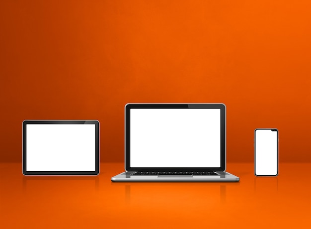 Computer portatile, telefono cellulare e tablet pc digitale sulla scrivania in ufficio arancione. Illustrazione 3D