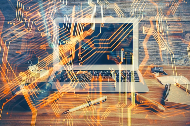 Computer su desktop in ufficio con ologramma a tema tecnologico doppia esposizione concetto tecnologico